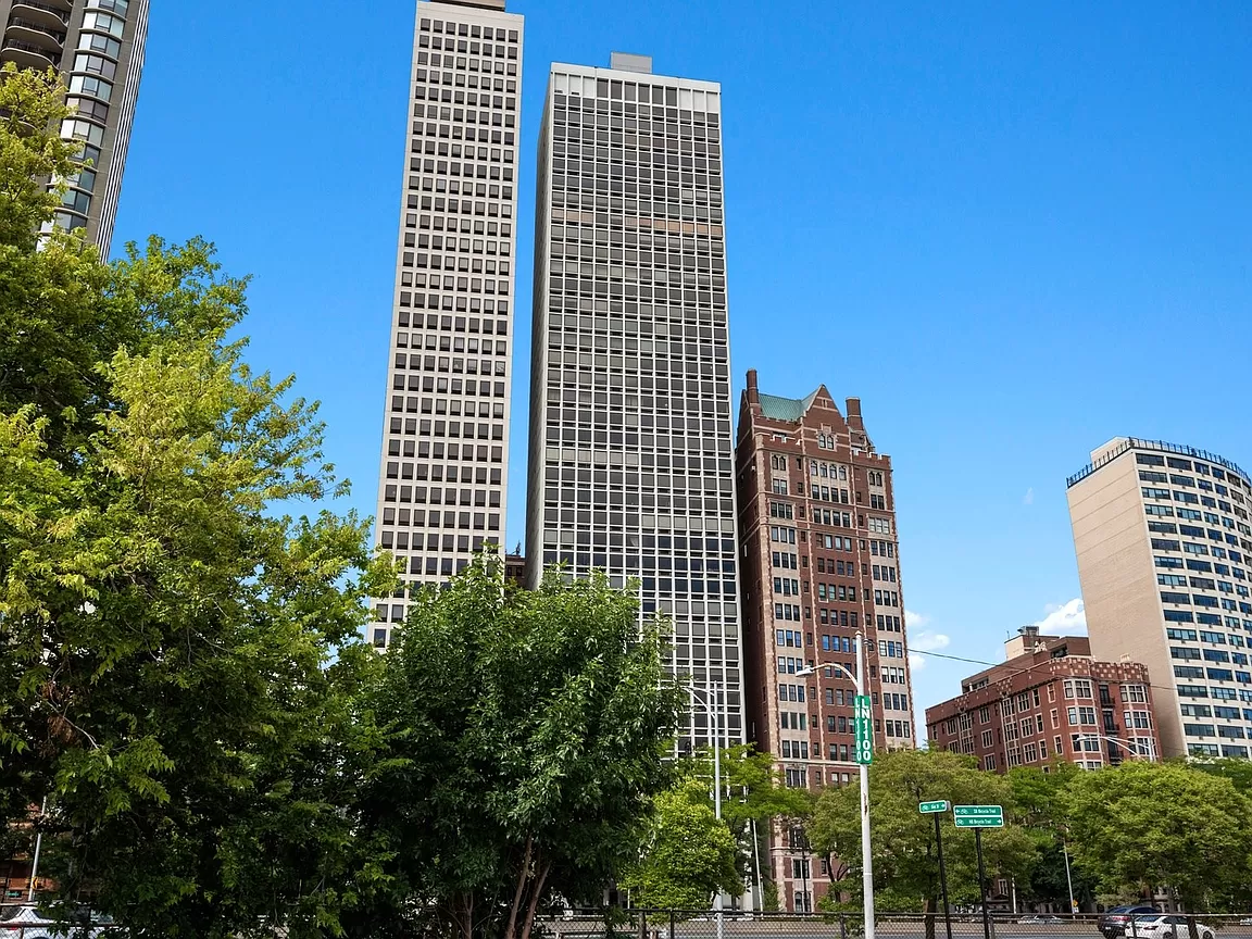 Million Dollar Home For Sale In Chicago, IL In Chicago, you get a 3-bedroom, 3-bath, 2,200 square foot unit with great views from the 17th floor for $1,049,000
